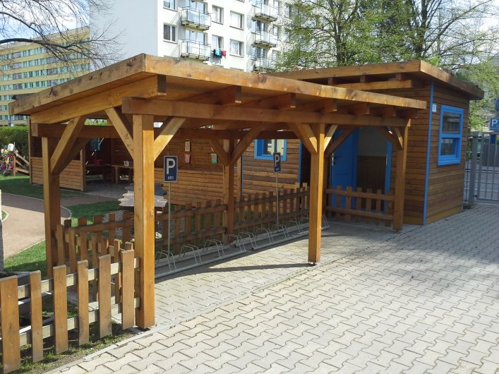 76. Recepce s parkovištěm na kola