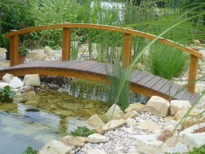10. Obloukový zahradní mostek s jednostranným jednoduchým zábradlím