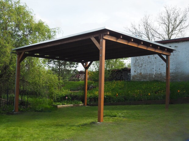 Čtvercový altán/pergola s oplechováním půltové střechy