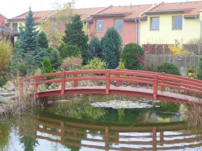 15. Dřevěný zahradní most