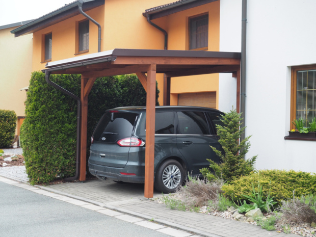 Carport před garáž