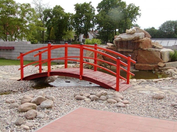 11. Dřevěný zahradní mostek