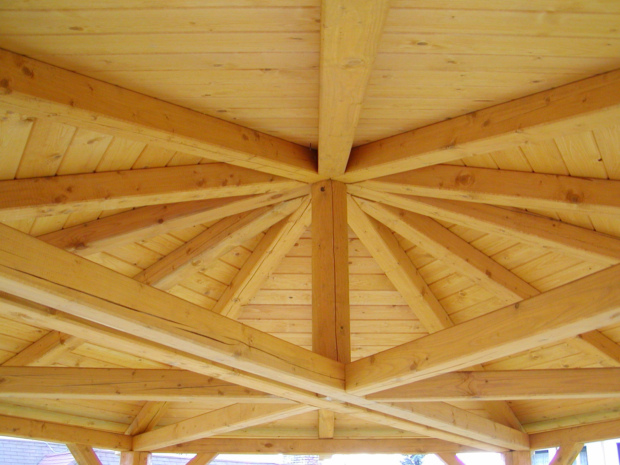 Detail spodní strany střechy u šestibokého altánu