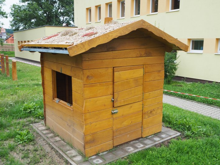8. Dětský akátový domek se zelenou střechou