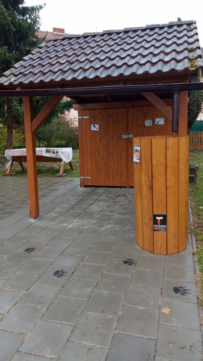 119. Zahradní domek a obložený sud na vodu