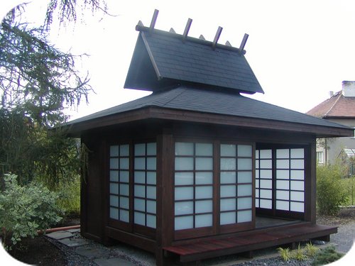 10. Uzavřený japonský altánek