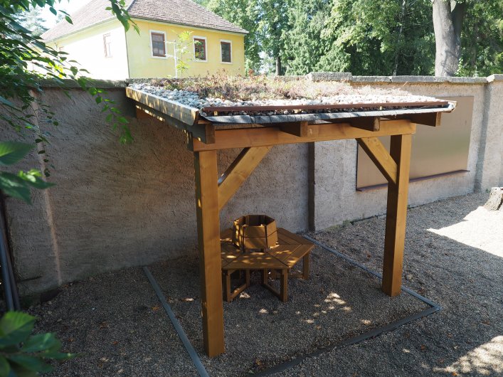 114. Přístřešek se zelenou střechou
