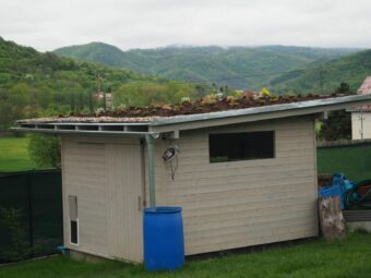 Nářaďový domek se zelenou střechou
